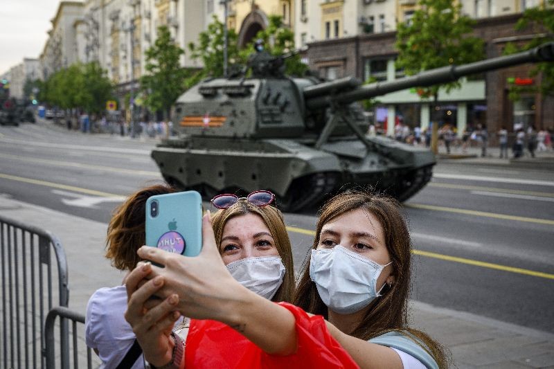 Womentake a selfie in front Russian military vehicles during a rehearsal for the WWII Victory Parade in Moscow on June 17, 2020. (Photo by Dimitar Dilkoff/AFP Photo)